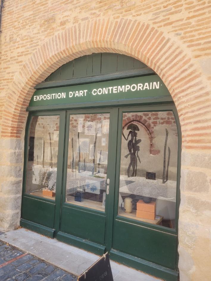 Rénovation d'une façade de caractère dans la cité médiévale de Fanjeaux dans l'Aude.  Un ancien hôtel particulier du XV siècle, transformé aujourd'hui en  Centre arts et culture, la maison Gramont, exposition d'art contemporaine internationale.